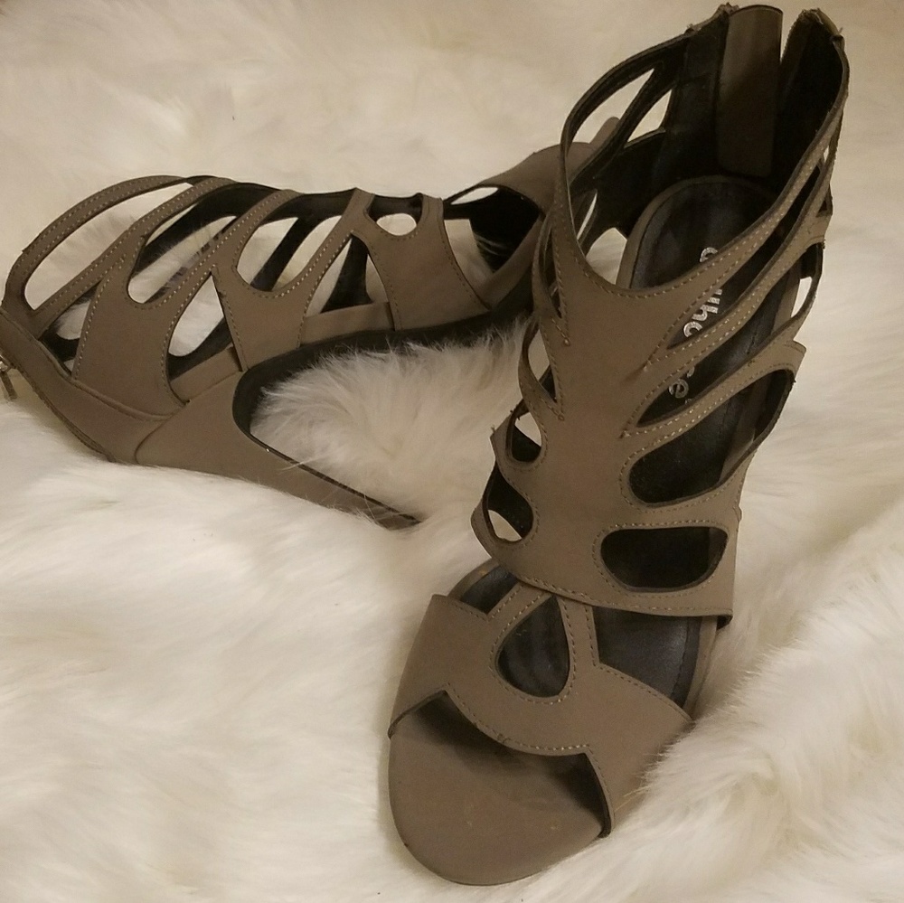 🌟Dollhouse Grayish Brown Heels - Picture 2 of 4